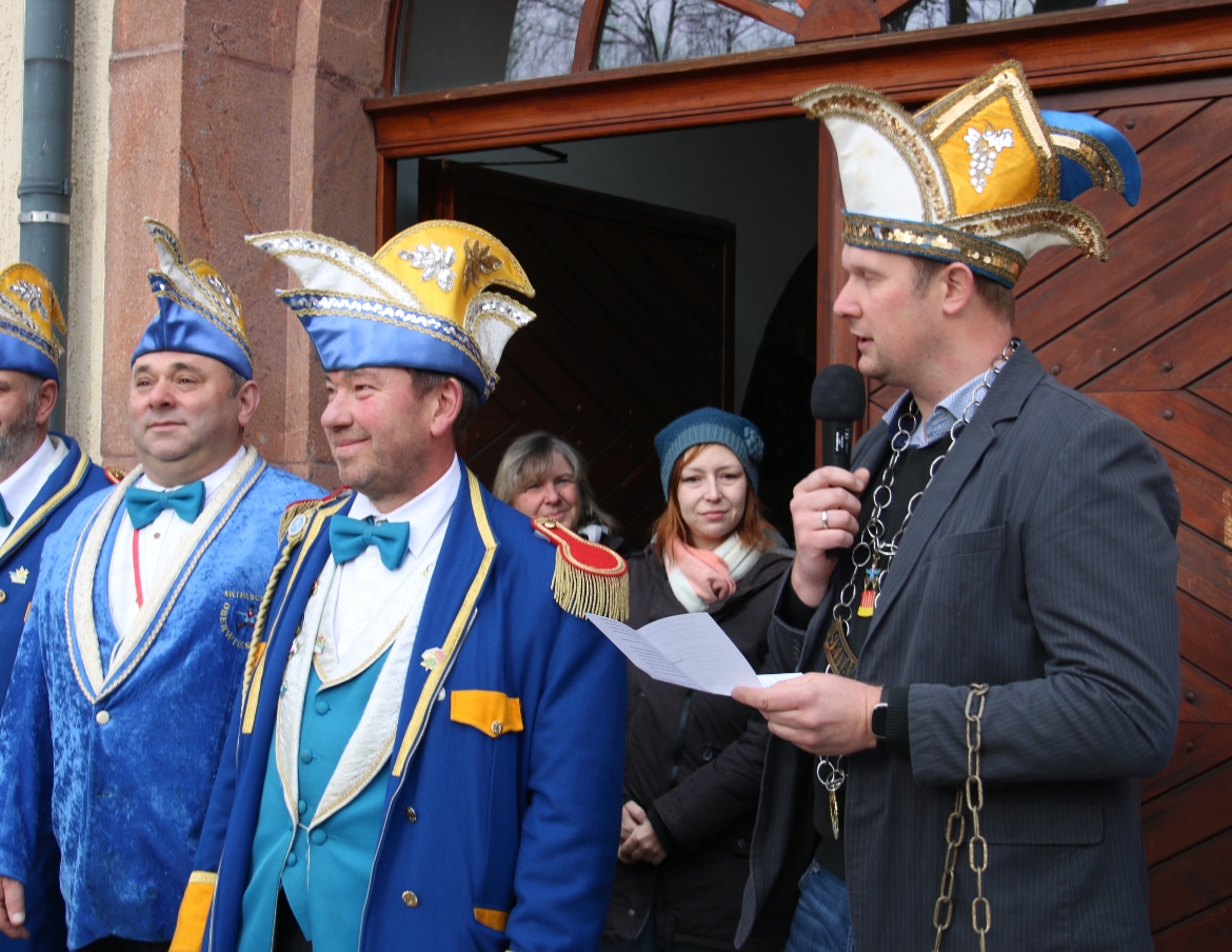 105. Skifasching