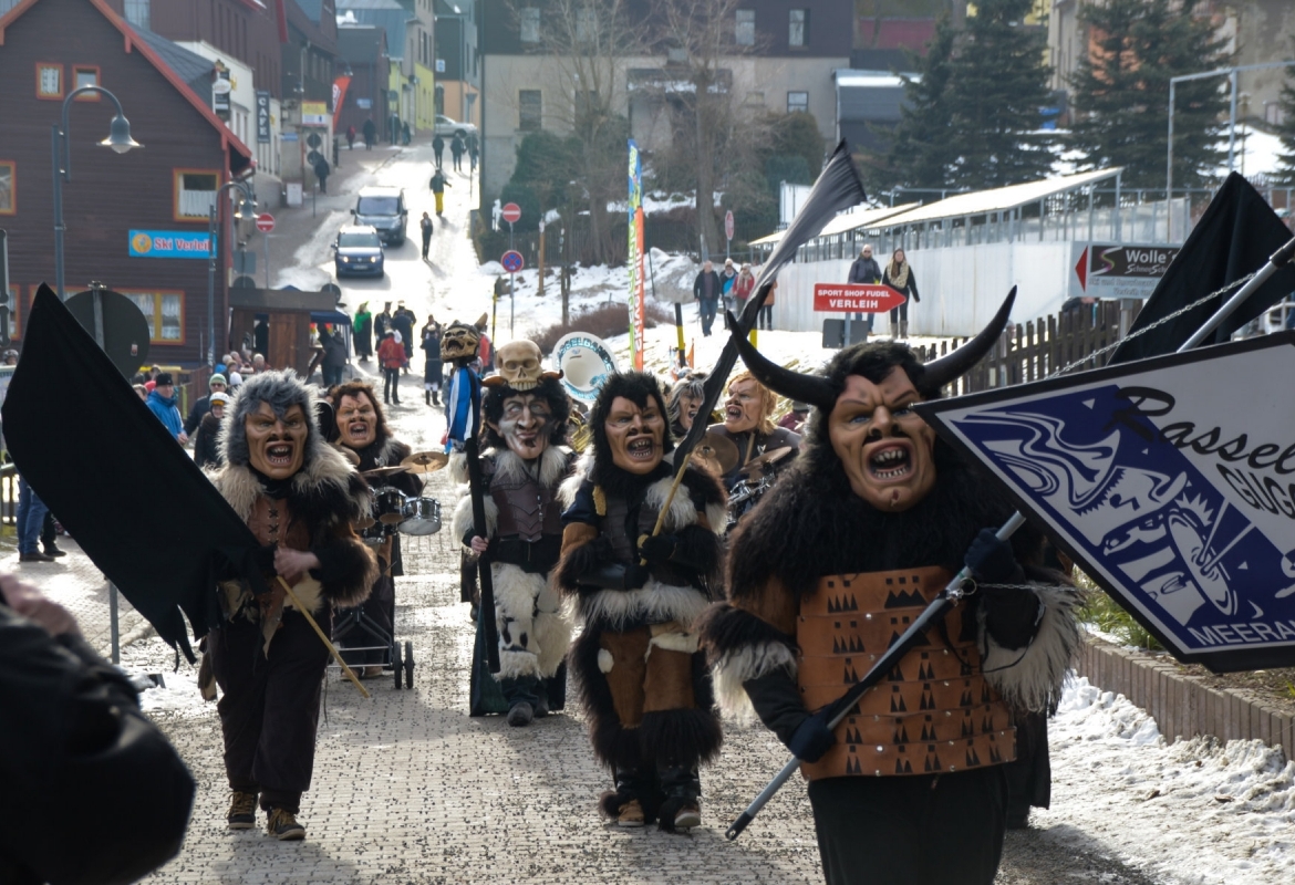 99. Skifasching